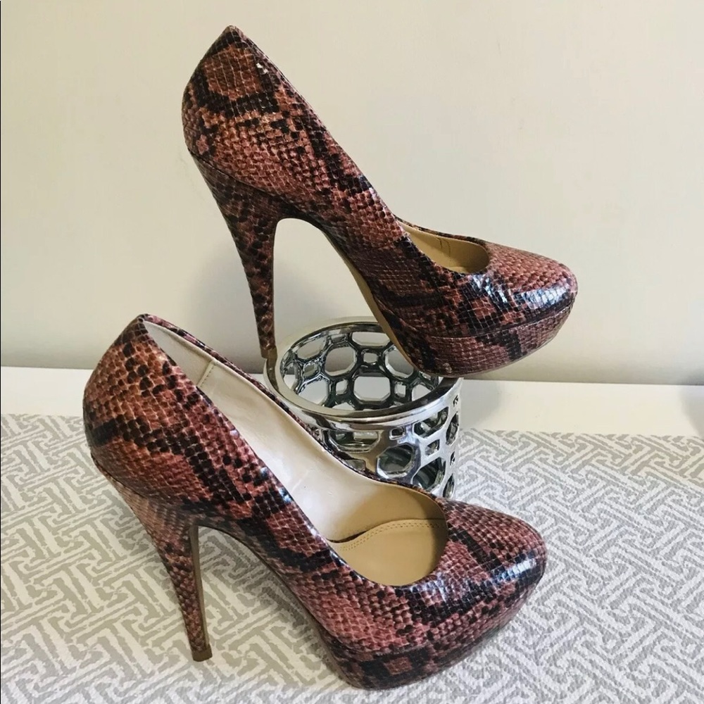 Le CHÂTEAU Snake Print Pumps